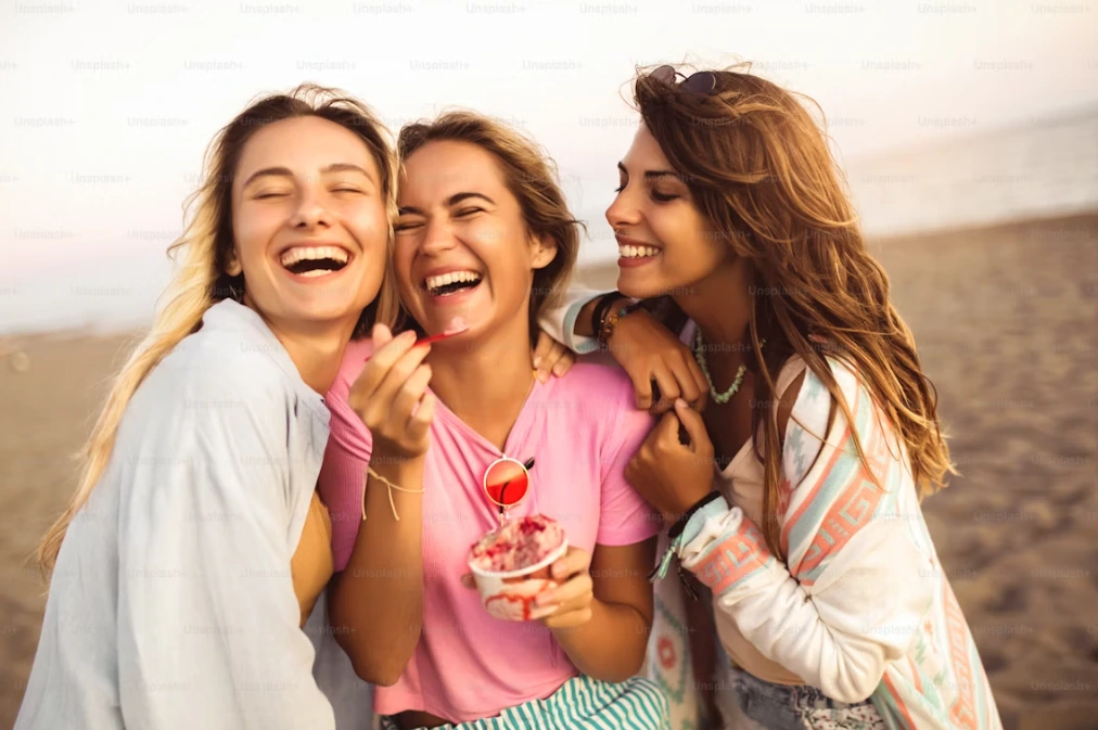 Dos amigos riendo juntos